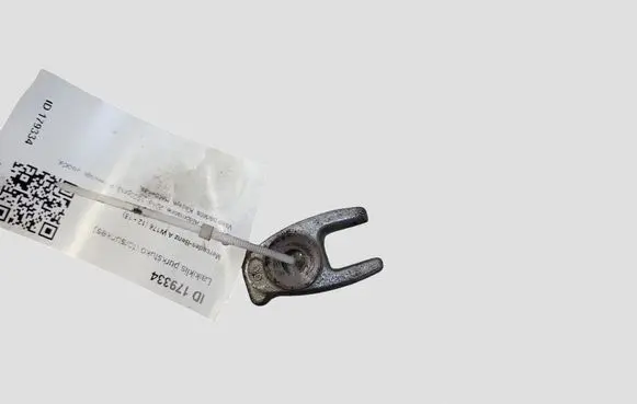 Mercedes-Benz A W176 Fuel Injector clamp holder