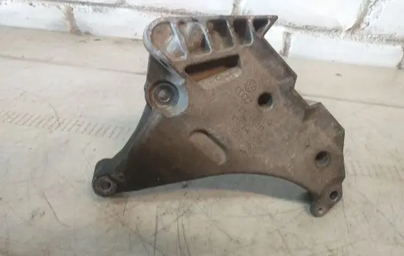 Volkswagen PASSAT B6 Engine mounting bracket 03L199207