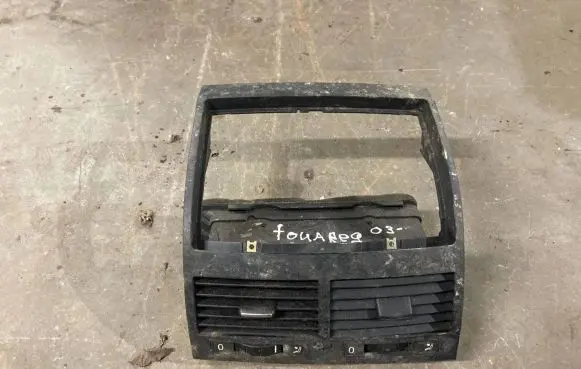 Volkswagen Touareg I Dash center air vent grill 7L6819727