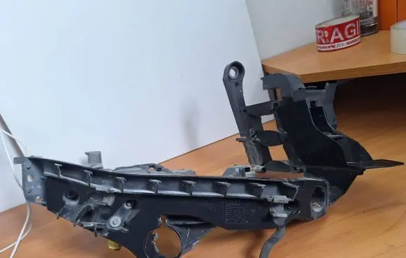 Audi A4 S4 B8 8K Headlight/headlamp mounting bracket 8K0805608 2002838R