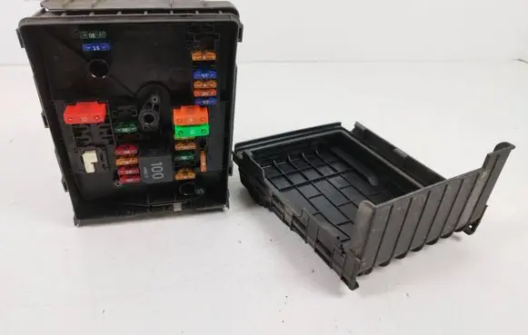 Volkswagen Caddy Fuse box set 17181281 8F051208 01718130