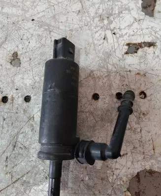 Volkswagen Eos Headlight washer pump 3B7955681