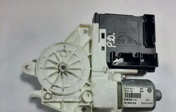 Volkswagen Jetta VI Front door window regulator motor 3C095979