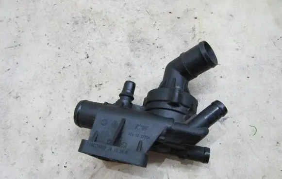Opel Vivaro Thermostat housing 110615432R