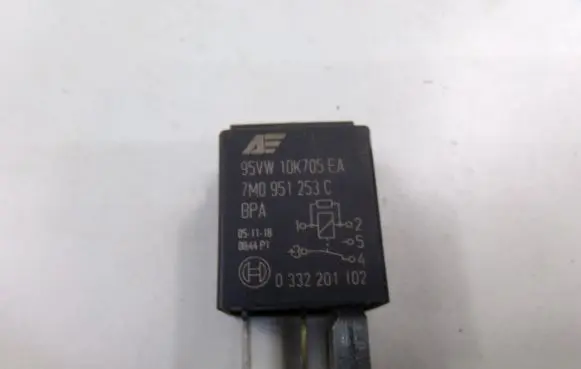 Volkswagen Golf V Other relay 95VW10K705EA