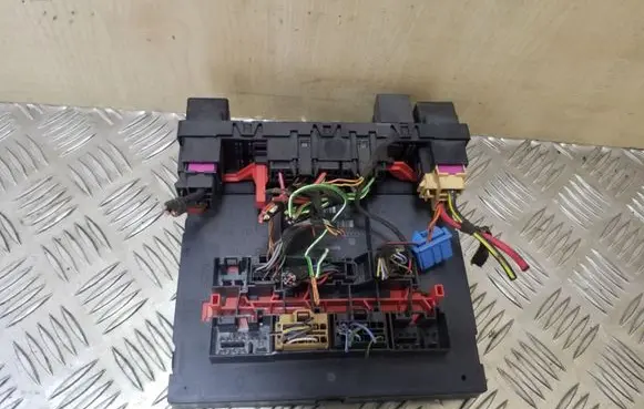 Skoda Octavia Mk2 (1Z) Fuse module 300937049E