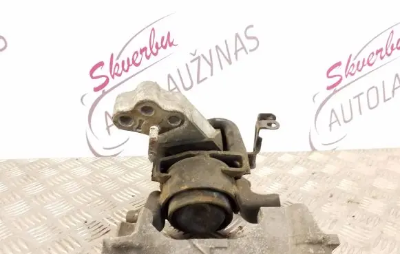 Toyota RAV 4 (XA30) Engine mount bracket