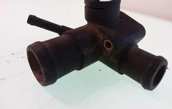 Volkswagen PASSAT B4 Engine coolant pipe/hose 028121133B