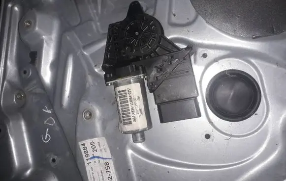 Volkswagen PASSAT B5 Rear door window regulator with motor