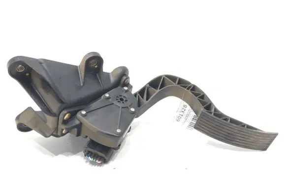 Accelerator throttle pedal