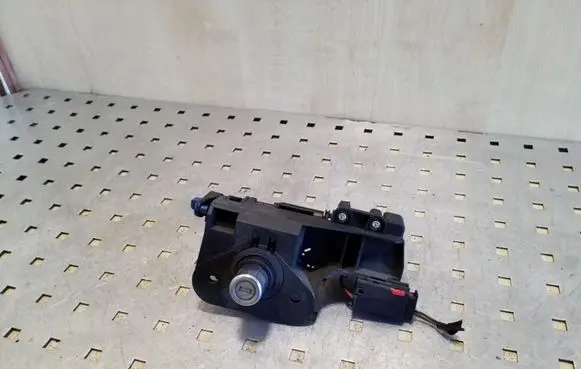 Opel Meriva A Tailgate exterior lock 13168316 13168317