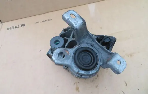 Volvo V70 Engine mounting bracket