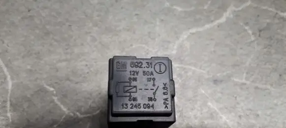 Opel Insignia A Fuel pump relay 13245094