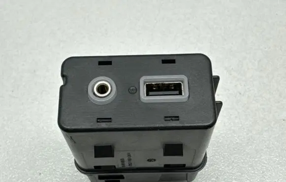 Chrysler Pacifica USB socket connector 68229840AA 33242422 53306591