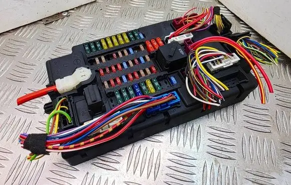 Mini One - Cooper Coupe R56 Fuse module 3457413 61353457413