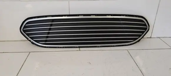 Ford Focus Front bumper upper radiator grill