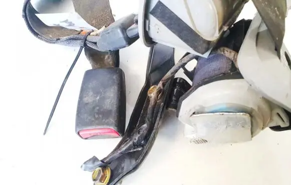 Middle seatbelt (rear)