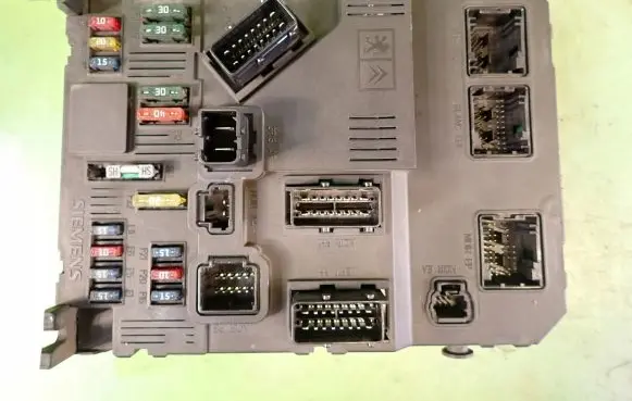 KIA Carens III Fuse module
