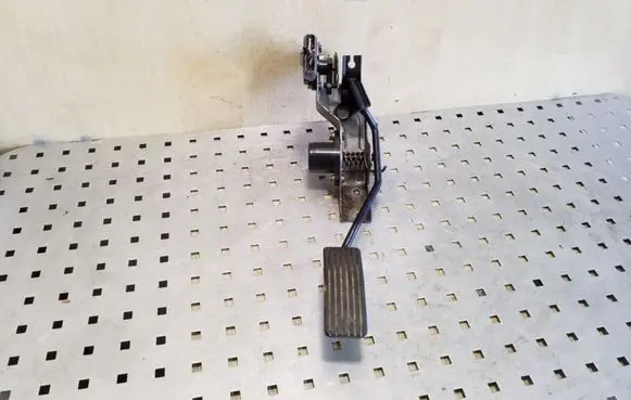 Mitsubishi Pajero Sport I Accelerator throttle pedal