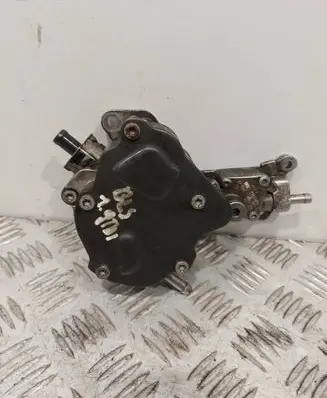 Volkswagen Golf V Vacuum pump 038145209N