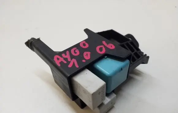 Toyota Aygo AB10 Relay mounting block 9008087019
