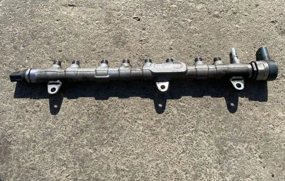 BMW 7 G11 G12 Fuel distributor 8571569 0445216051 000726
