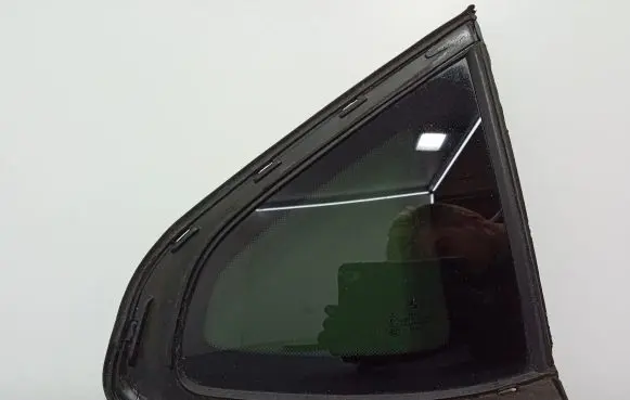 BMW X4 F26 Rear side window 7416548