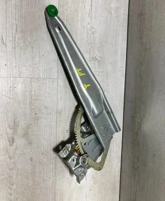 Rear door manual window regulator