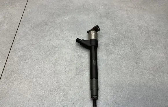 Opel Mokka X Fuel injector 55570012