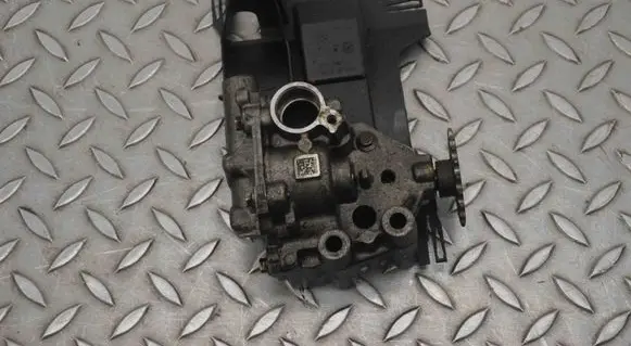 Opel Vivaro Oil pump 8200345533