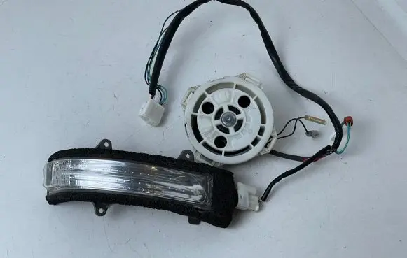 Toyota Land Cruiser (J150) Front door electric wing mirror