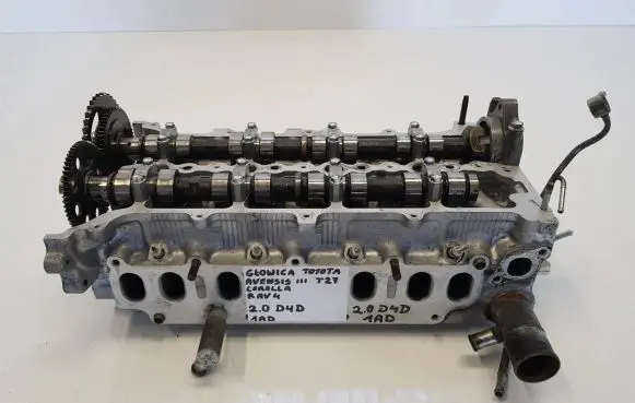 Toyota Avensis T270 Engine head 