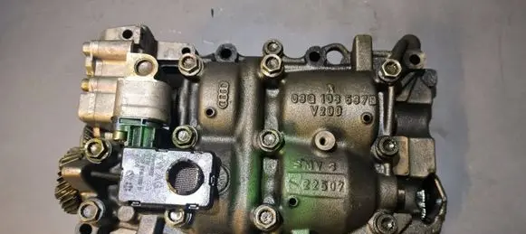 Audi A4 S4 B7 8E 8H Oil pump 03G103537B V200