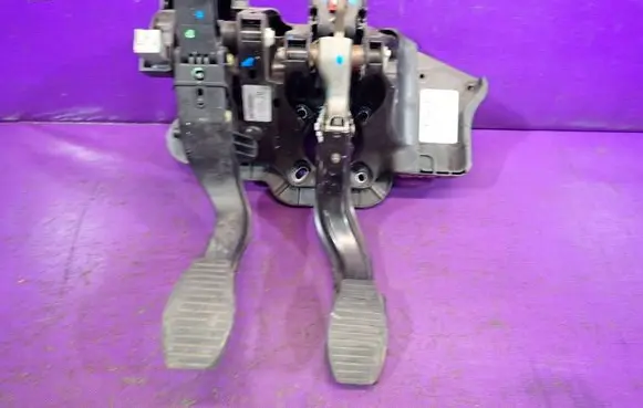 Opel Corsa D Pedal assembly 55703354