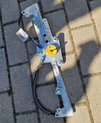 Rear window lifting mechanism without motor