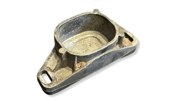 Volkswagen PASSAT B5.5 Engine mounting bracket 8D0199335Q