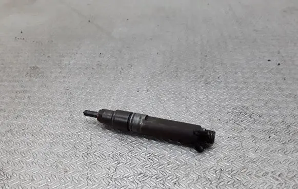 Audi A6 S6 C4 4A Fuel injector 046130201B