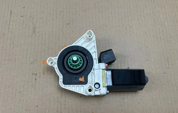 Mercedes-Benz CLA C117 X117 W117 Front door window regulator motor 0536010603