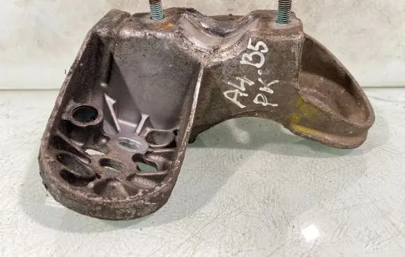 Audi A4 S4 B5 8D Engine mounting bracket 4b0199351b