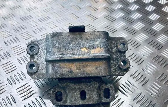 Volkswagen PASSAT B6 Engine mount bracket