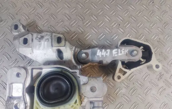 Engine mount bracket
