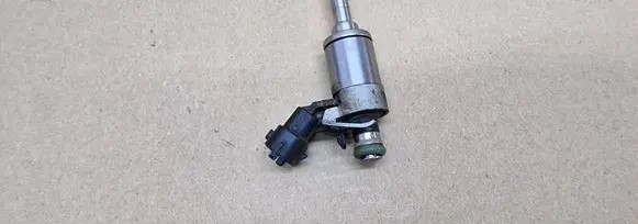 Jaguar F-Pace Fuel injector 
