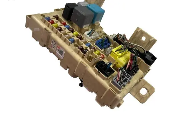 Toyota Avensis T250 Fuse module 82641CA030F 3260423477 04062400561702
