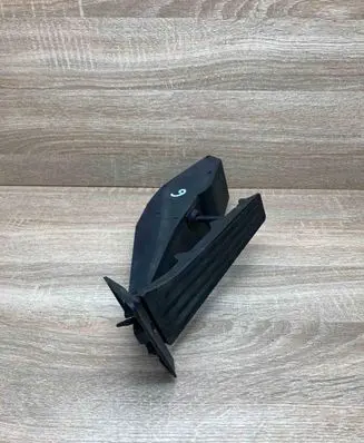 Accelerator throttle pedal