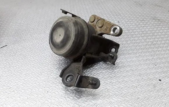 Toyota Avensis T250 Engine mount bracket