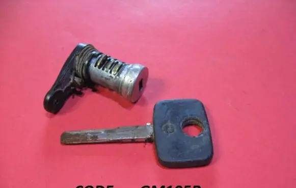Opel Omega A Front door lock (next to the handle) GM105R
