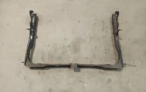Toyota Avensis T270 Radiator mount bracket 
