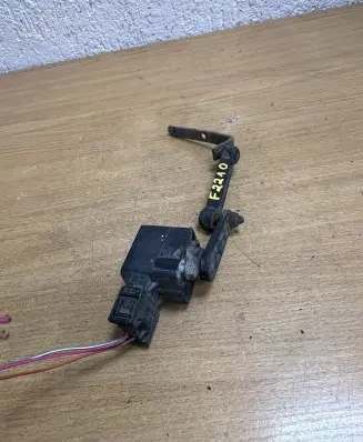 Mercedes-Benz R W251 Air suspension front height level sensor A0105427717 F2210