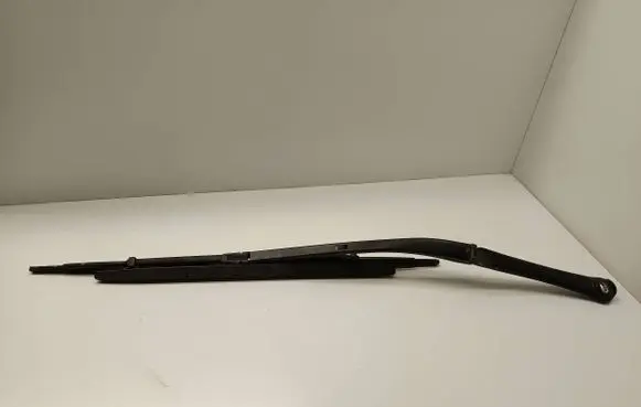 BMW 5 E39 Front wiper blade arm 8209879