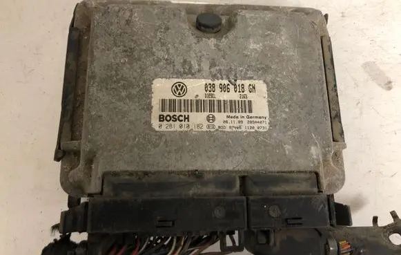 Skoda Octavia Mk1 (1U) Engine control unit/module 038906018GN 0281010182